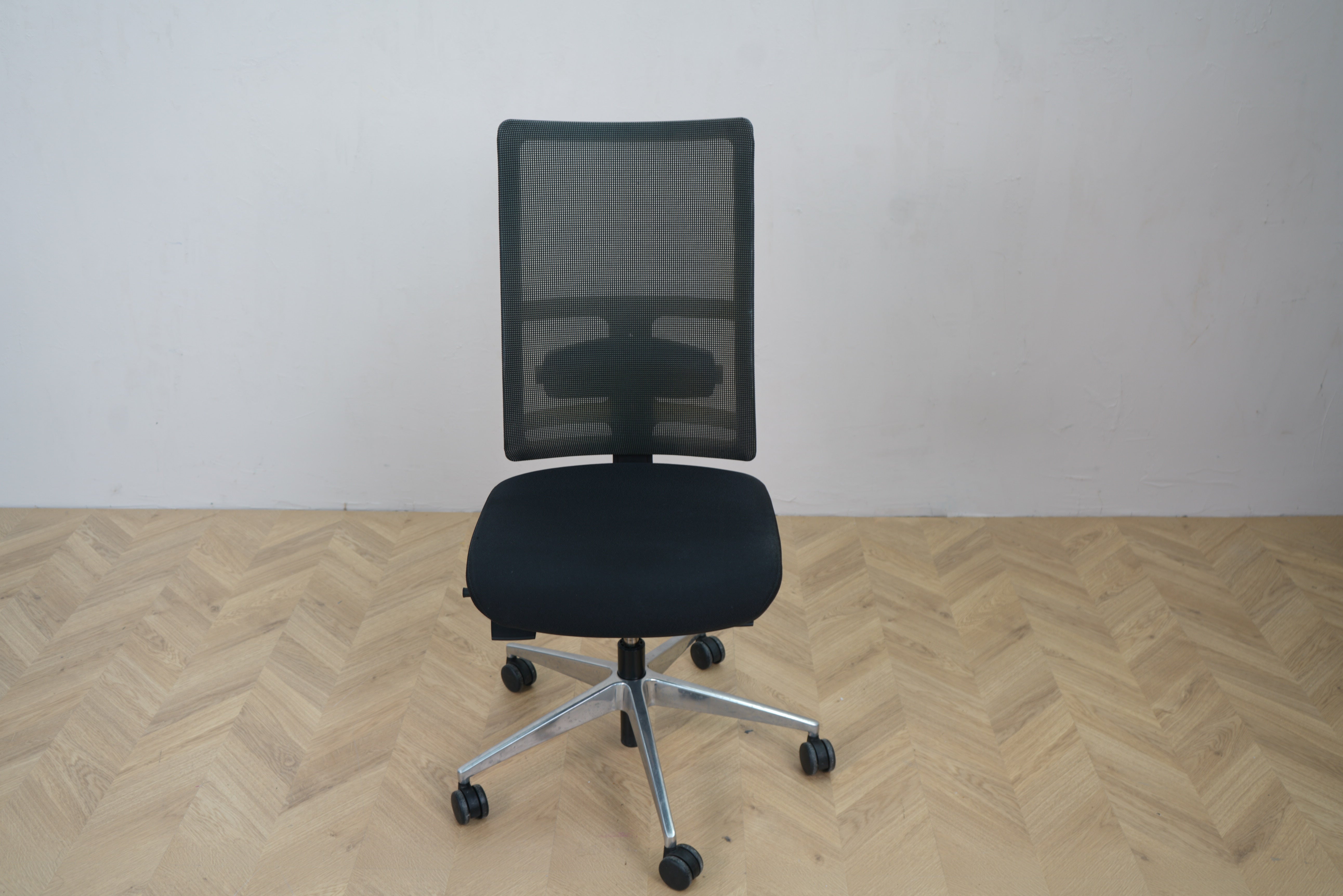 Kusch & Co kontorstol med sort polstret sæde og grå mesh ryglæn – frontvisning